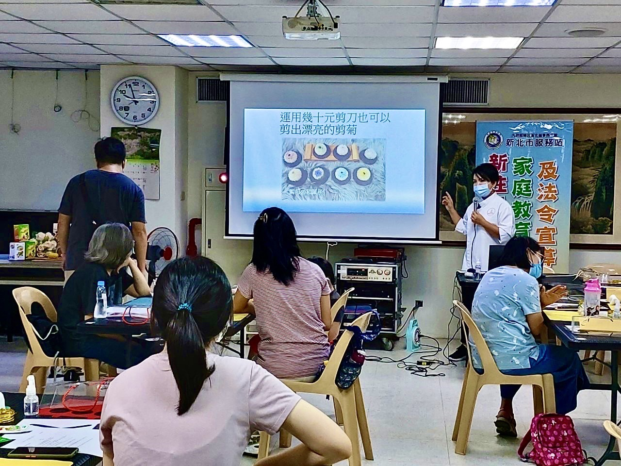 Chị Biện Thị Kim Ngọc - Di dân mới Việt Nam chia sẻ kinh nghiệm đến Đài Loan và quá trình cùng các học viên của chị giành được 18 huy chương tại Cuộc thi Ẩm thực quốc tế. (Nguồn ảnh: Trạm Phục vụ của Sở Di dân tại Tân Bắc)
