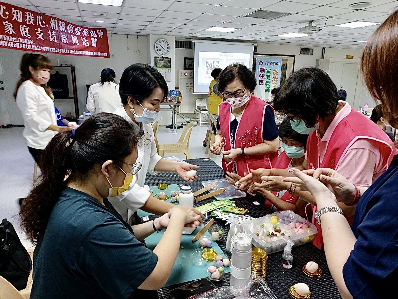 Chị Biện Thị Kim Ngọc đã trình diễn cho các học viên cách làm bánh điểm tâm bằng bàn tay khéo léo và kỹ năng điêu luyện của mình. (Nguồn ảnh: Trạm Phục vụ của Sở Di dân tại Tân Bắc)