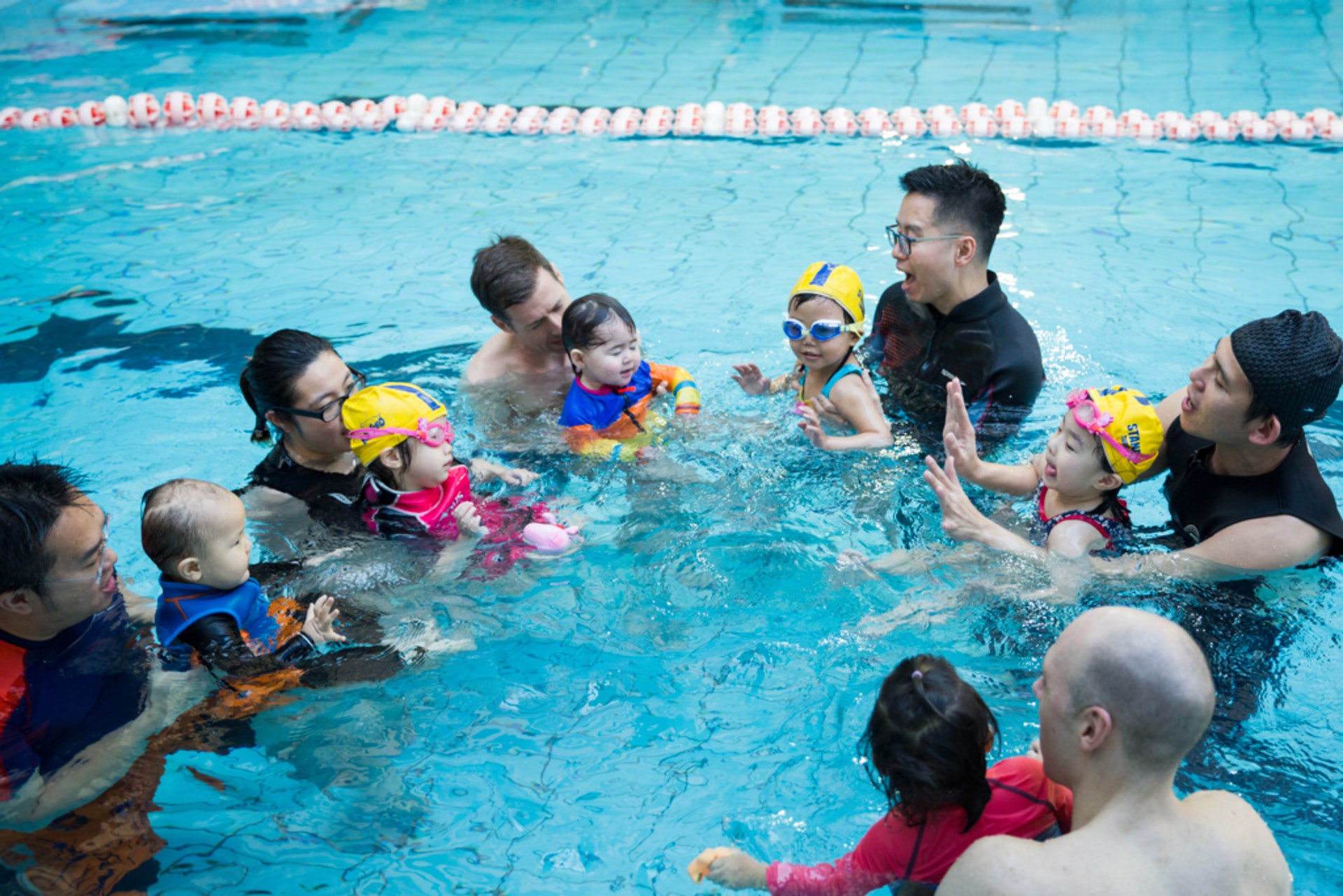 Huyện đảo Kim Môn tổ chức khóa học bơi cho học sinh tiểu học và phụ huynh là di dân mới. (Nguồn ảnh:《聯合報》)