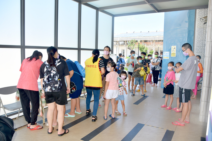 Pusat Pembelajaran Penduduk Baru Kinmen menyelenggarakan "Kelas Renang Orang Tua-Anak". Sumber: Diambil dari SMP Jincheng
