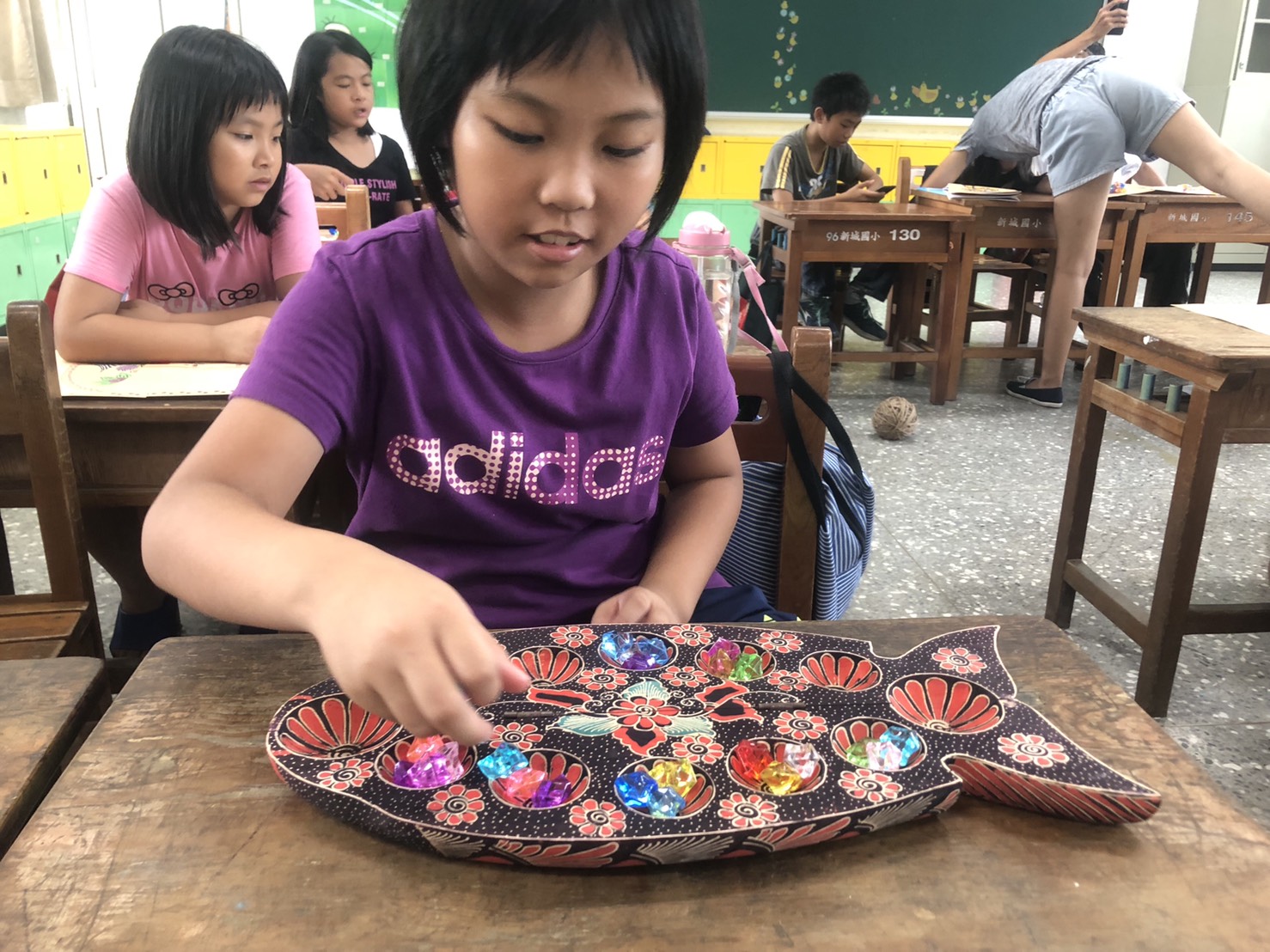 Thông qua trò chơi này, cô Trần Ái Mai bổ sung thêm những câu chuyện từ văn hóa Đông Nam Á để nhiều người có thể tìm hiểu thêm và học ngôn ngữ các quốc gia Đông Nam Á. (Nguồn ảnh: Cô Trần Ái Mai cung cấp)