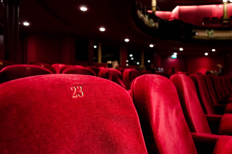文化部宣布電影院「取消梅花座、間隔座」。 圖／翻攝自Unsplash圖庫