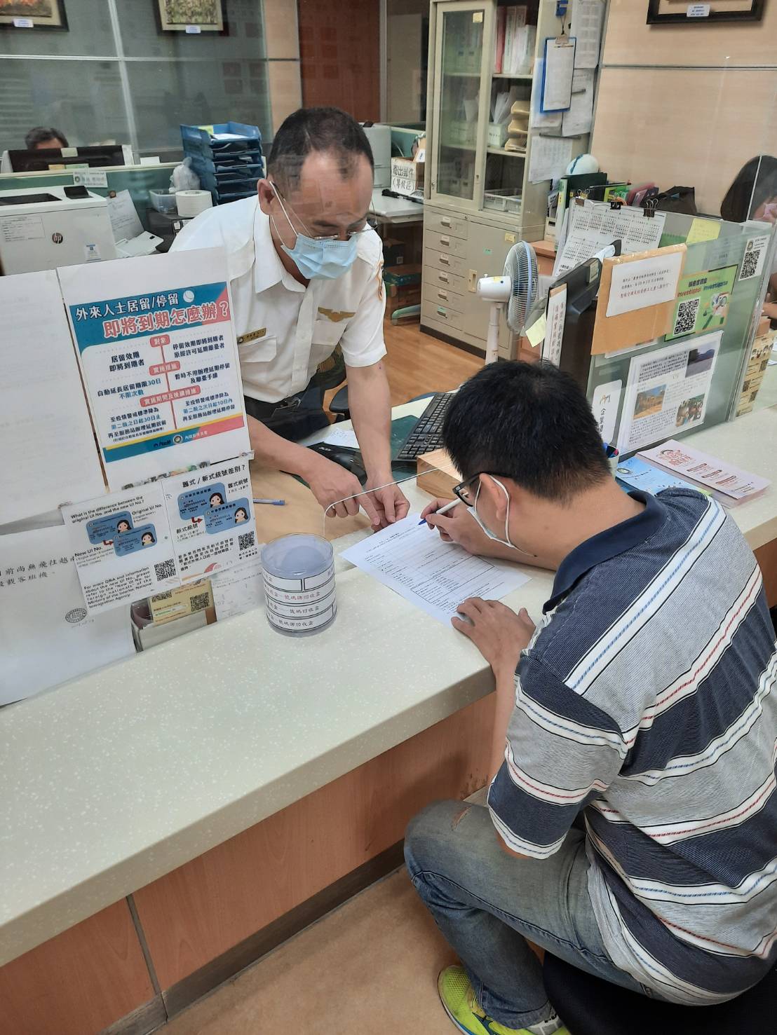 The public knows that foreigners who apply for a unified ID number may register online and make an appointment for vaccination, and may also go to the service station to help their family members apply. (Photo/Provided by Chiayi City Service Station)