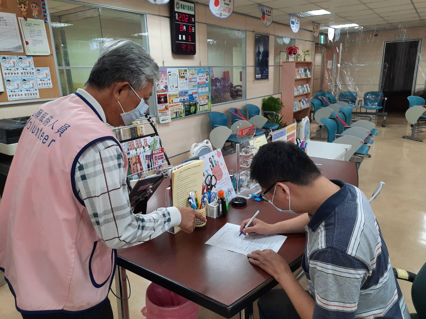 Dengan berlakunya Siaga Nasional Tingkat 2, warga dapat kembali mendatangi kantor layanan imigrasi untuk menjalani prosedur pembuatan dan perpanjangan dokumen. Sumber: Kantor Layanan Imigrasi Kota Chiayi 
