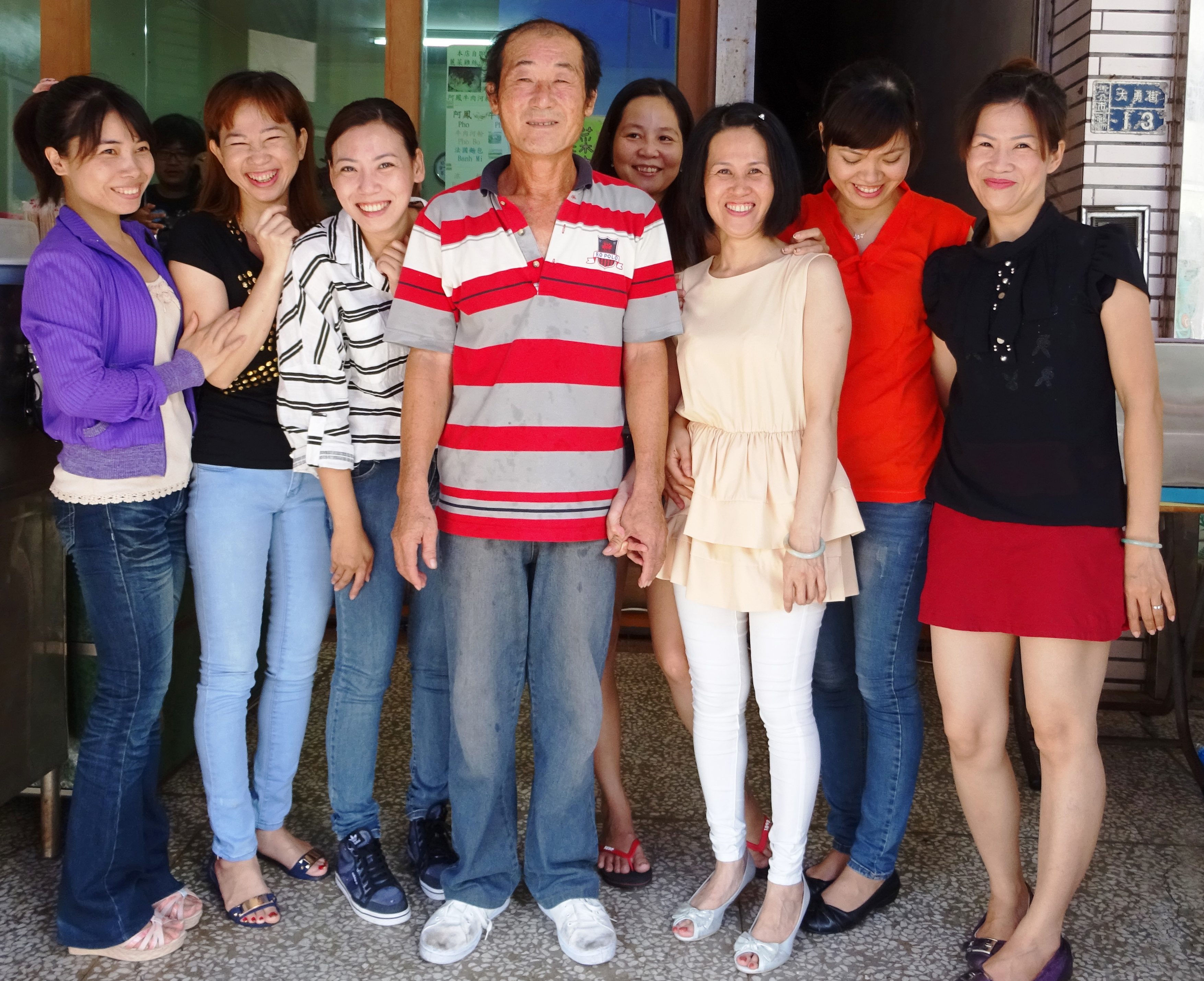 Chị Nguyễn Thị Phượng (đứng thứ ba bên phải) cùng chồng chụp hình lưu niệm với các chị em di dân mới. (Nguồn ảnh: Taiwan Cultural Memory Bank – Lâm Bảo An)