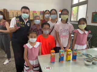 The Kinmen County Service Station held the parent-child painting activity of the Wind Lion, and the participating people took a group photo. (Photo∕Provided by Kinmen County Service Station)