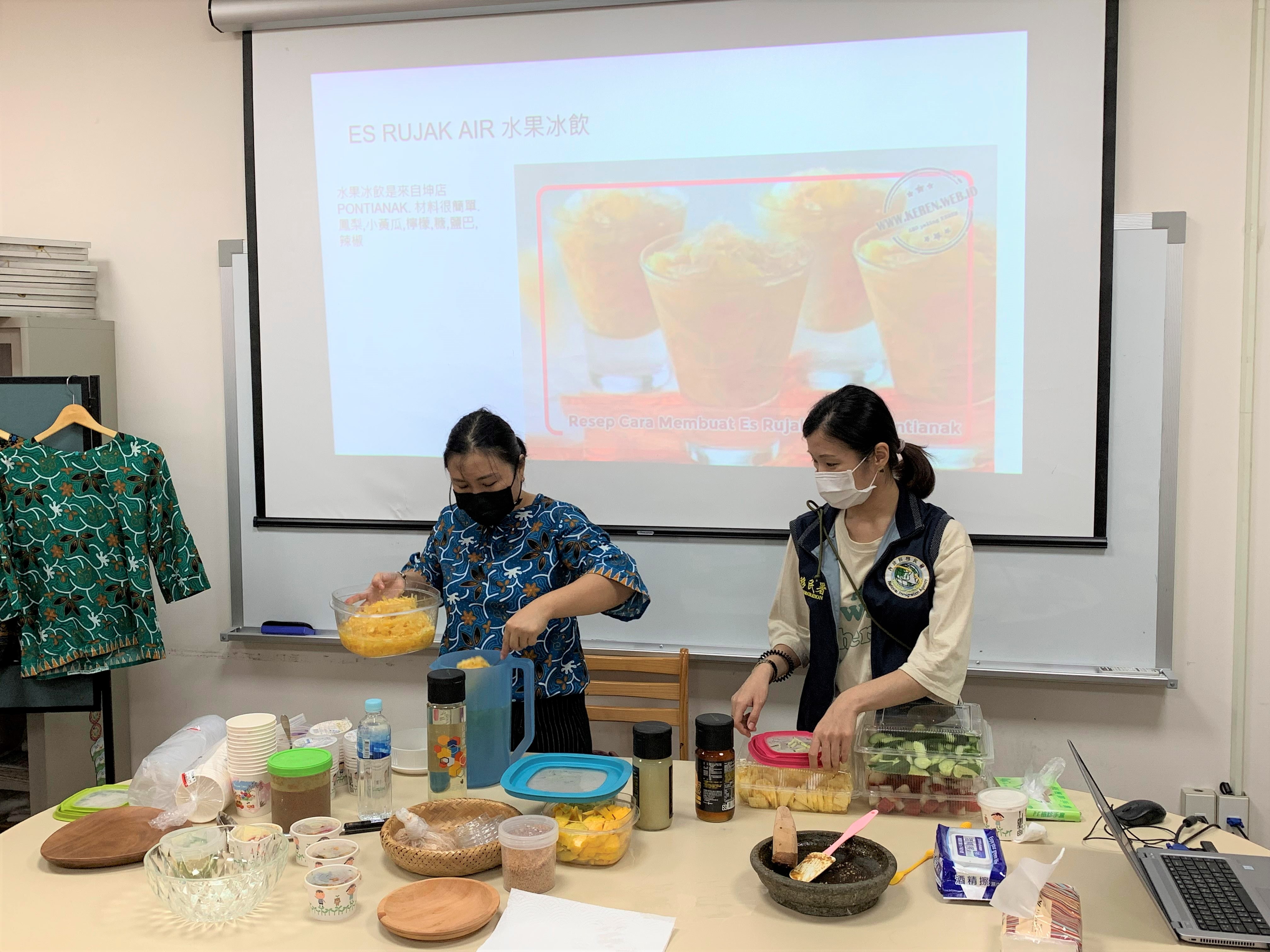郭冠伶女士(左1)示範製作印尼水果冰飲。（圖∕桃園市服務站提供）