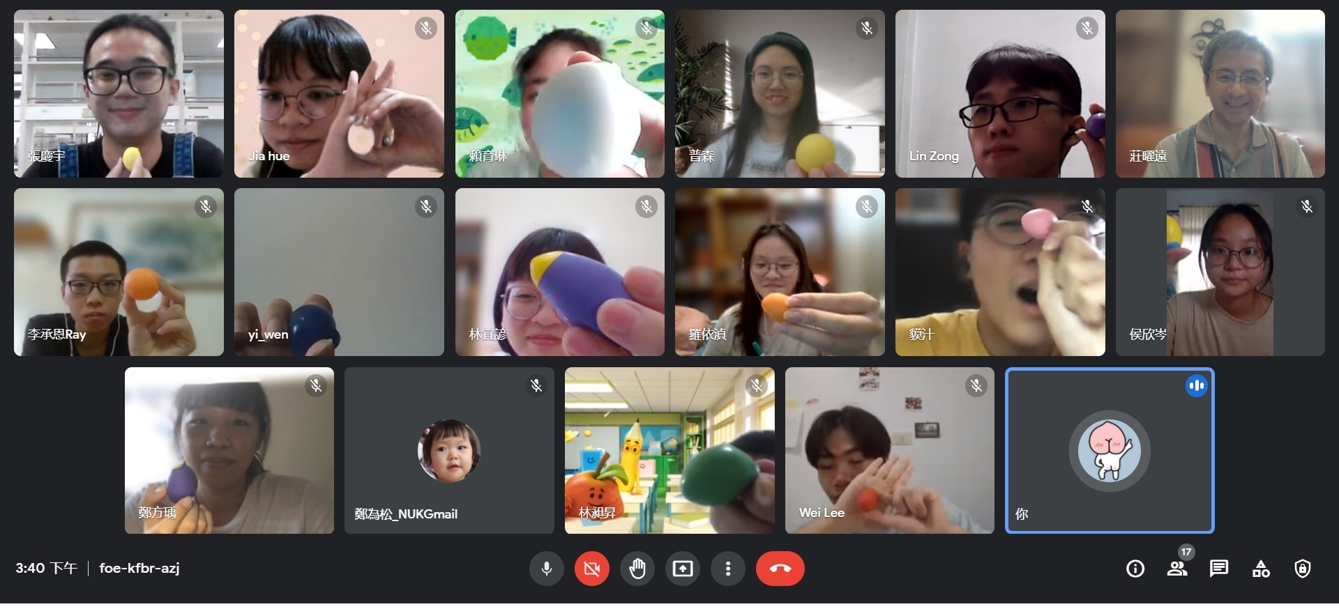 Anak-anak penduduk baru peserta kegiatan sedang menunjukkan hasil pembelajaran mereka lewat media online. (Sumber: foto diambil dari situs resmi National University of Kaohsiung)