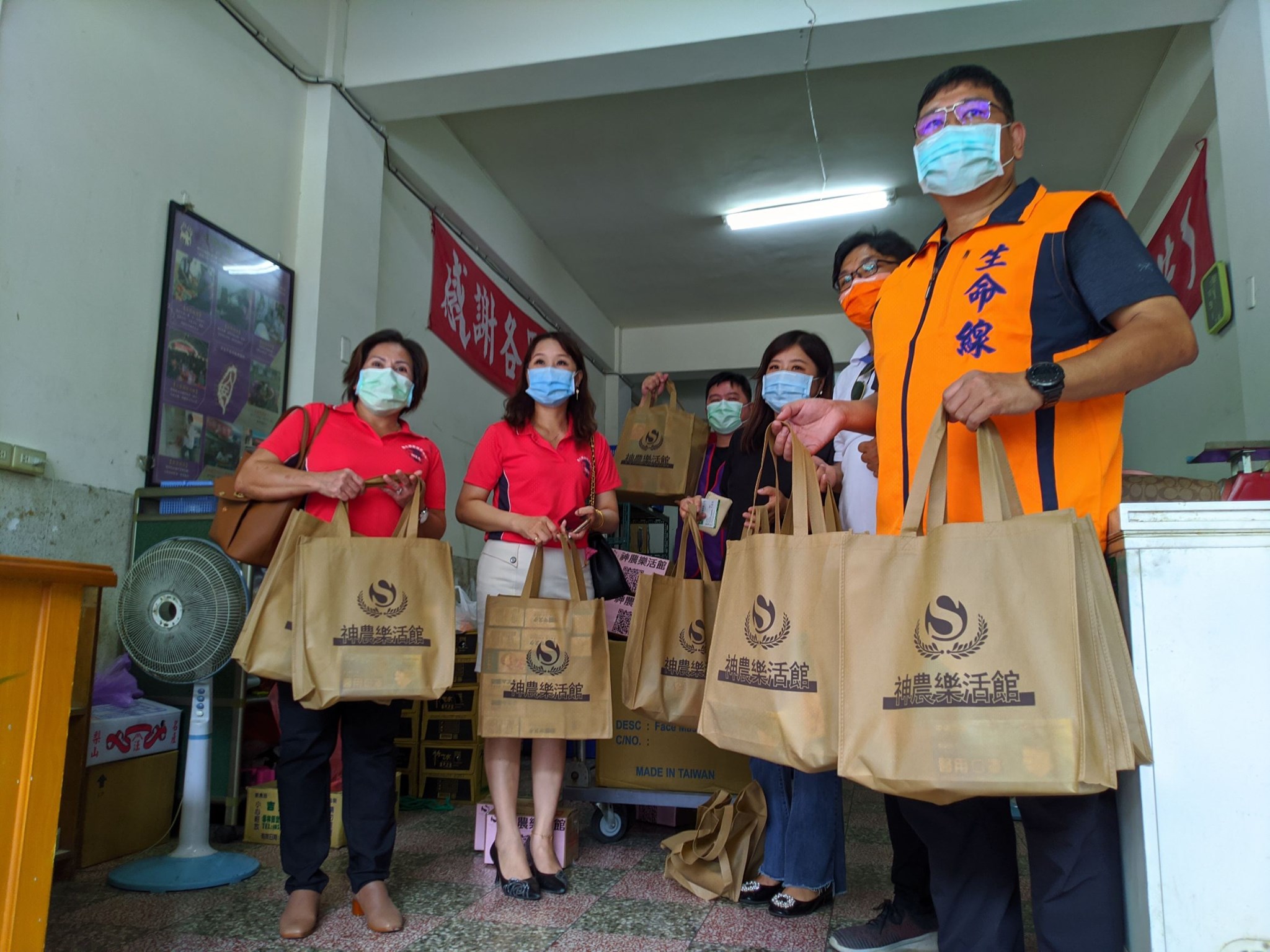 New immigrants give epidemic prevention materials to help disadvantaged groups survive the epidemic. (Photo/Photo taken from the Facebook page of the Taichung City Chinese Couples in Taiwan Caring Friendship Association)