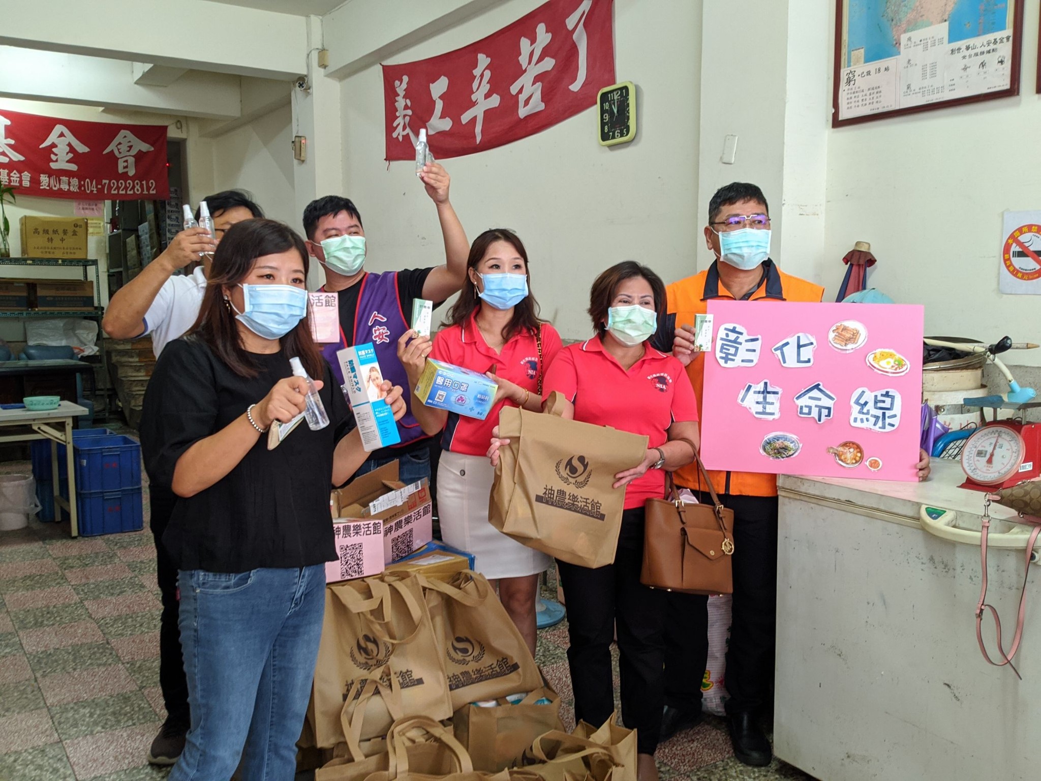 Taichung City Chinese Couples in Taiwan Caring Friendship Association and Changhua County Lifeline Association, together with various groups of new immigrants, donated two hundred sets of anti-epidemic materials. (Photo/Photo taken from the Facebook page of the Taichung City Chinese Couples in Taiwan Caring Friendship Association)