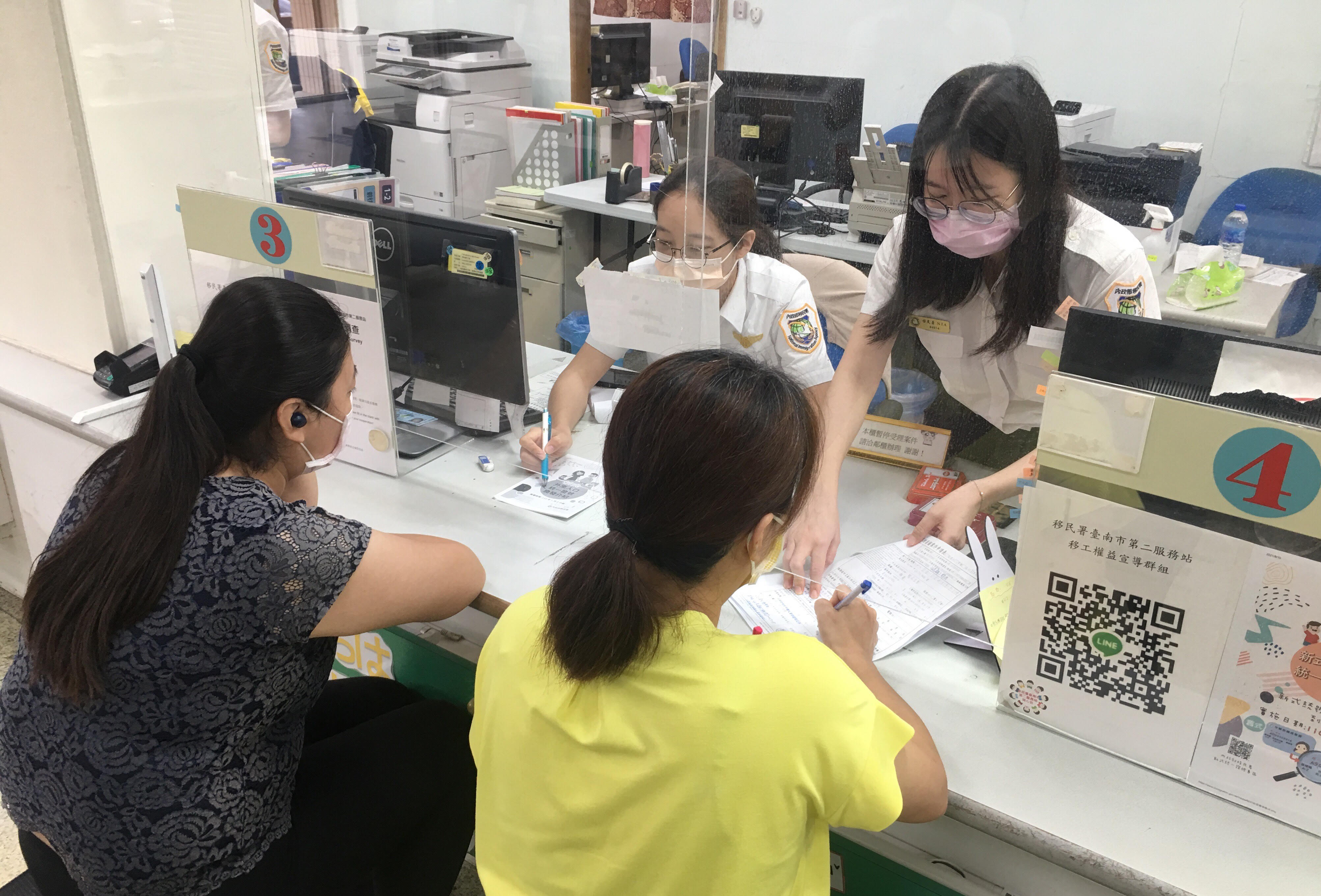 The NIA service station announced the latest regulations to new immigrants. (Photo / Provided by the NIA 2nd Tainan City Service Center)