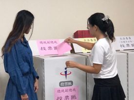 Huyện Miêu Lật tổ chức khóa đào tạo nhân viên giám sát bỏ phiếu dành cho di dân mới. (Nguồn ảnh: Trung tâm Dịch vụ gia đình di dân mới của huyện Miêu Lật)