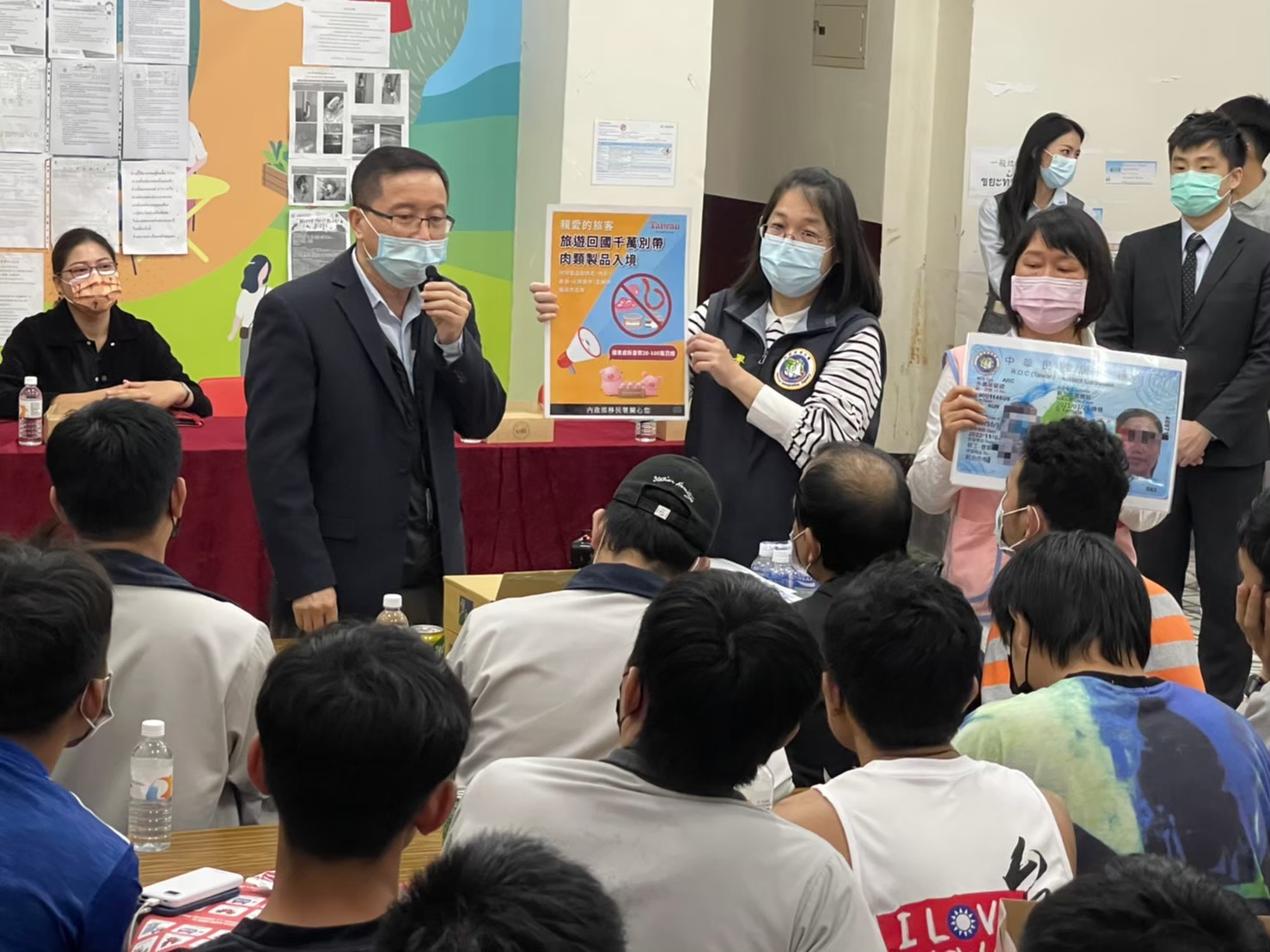 The prevention of African swine fever is promoted to migrant workers using mobile activities. (Photo/Provided by New Taipei City Service Station)
