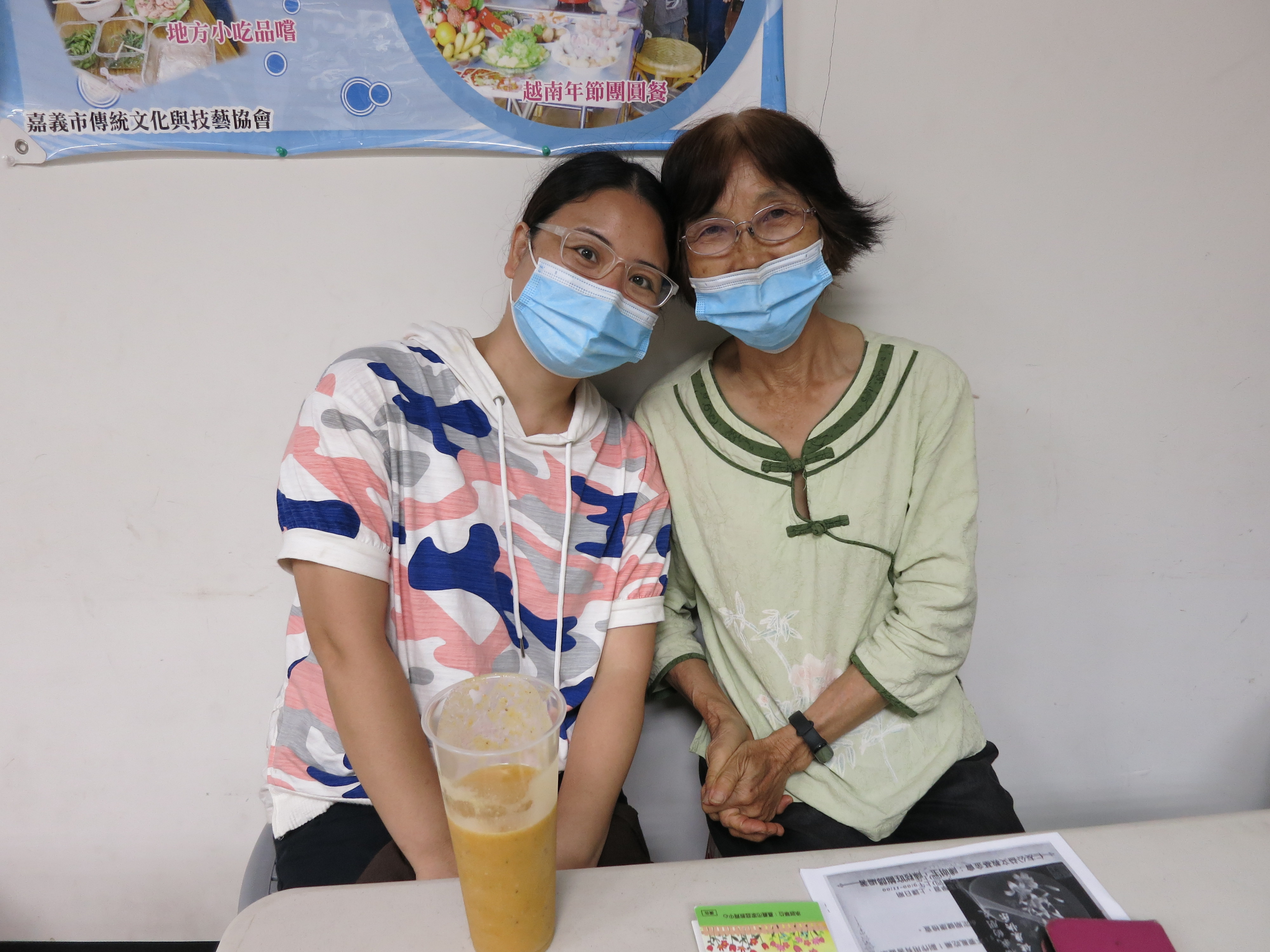 嘉義大陸籍李小姐(左)由婆婆(右)帶著她參加移民署舉辦家庭教育課程，讓她對法令更熟悉。（圖／嘉義市服務站提供）