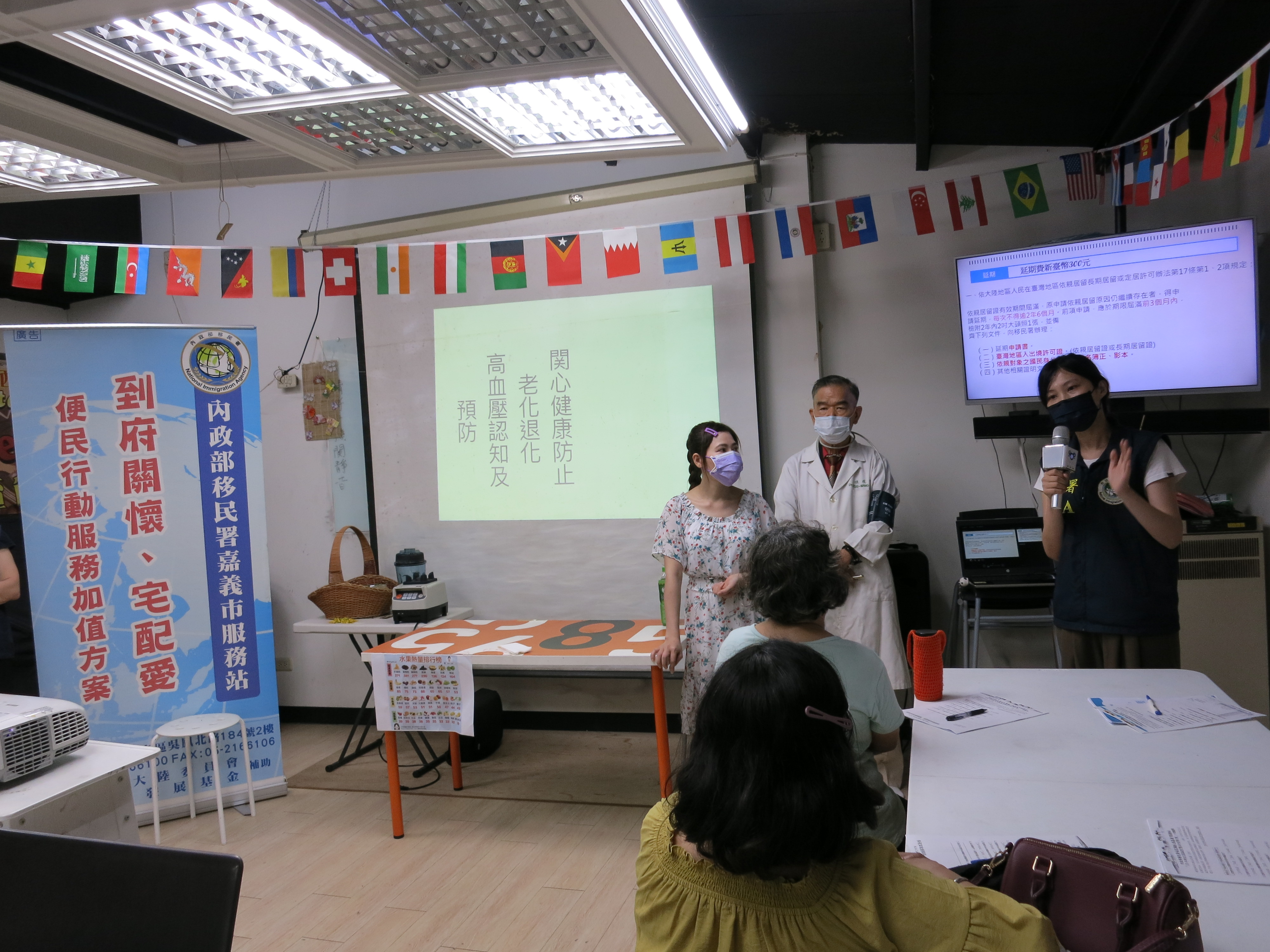 Chen Hung-ru from the Chiayi City Service Station of the Chiayi Immigration Department explained the relevant regulations on the residency of foreign immigrants. (Photo/Provided by Chiayi City Service Station)