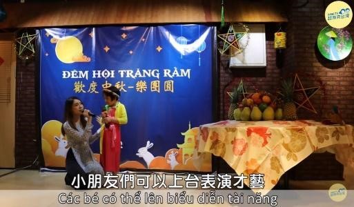 Keluarga Vietnam menghabiskan Festival Pertengahan Musim Gugur bersama, anak-anak naik ke panggung untuk pertunjukan bakat. Sumber: Diambil dari Hang TV─越南夯台灣