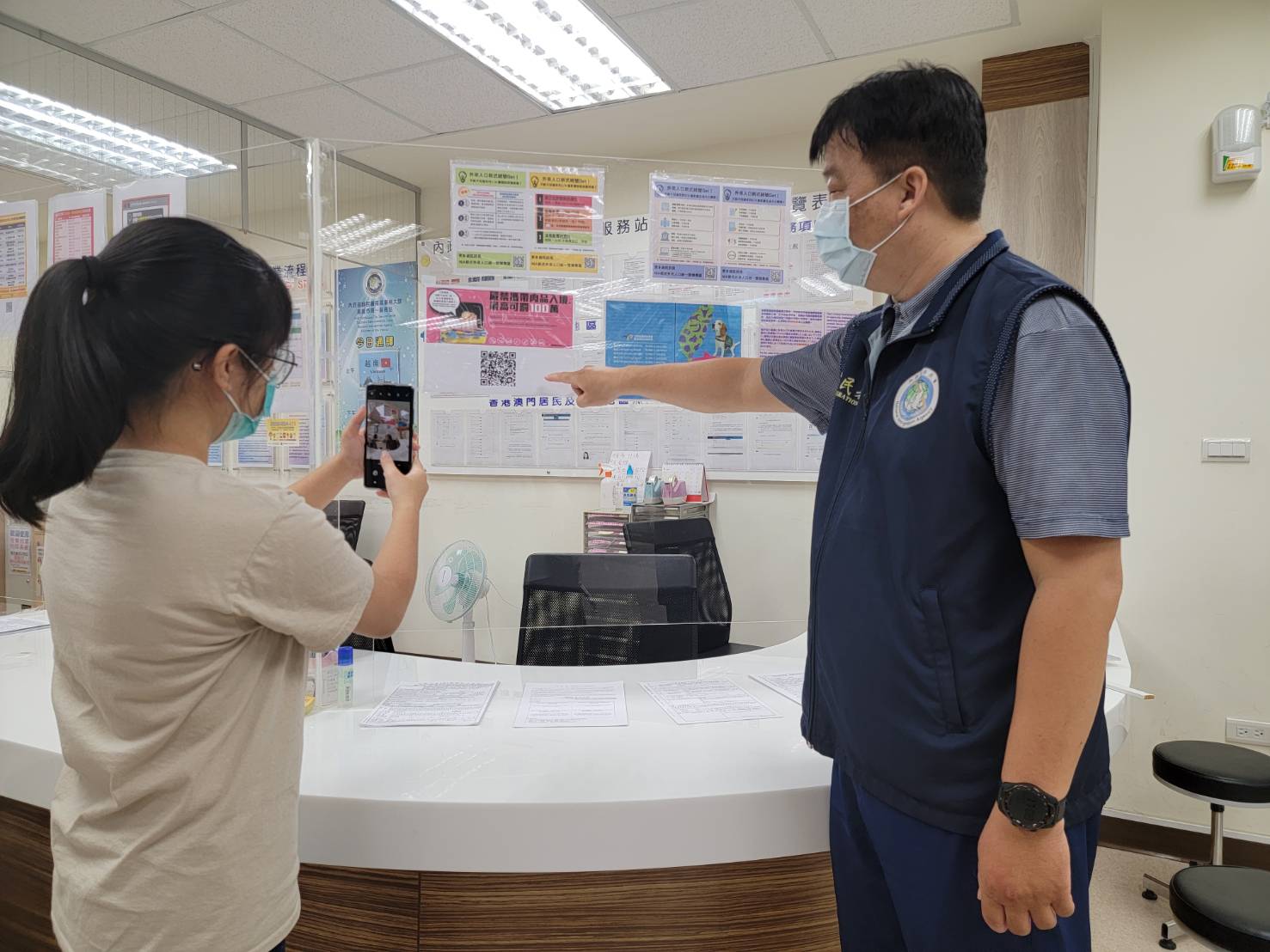 移民署高雄市第一服務站以多國語言宣導防範非洲豬瘟 確保食安健康過中秋