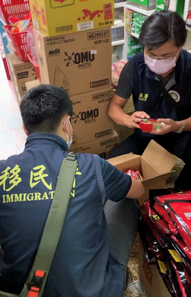 Inspectors count the number of mooncakes from unknown origin. 