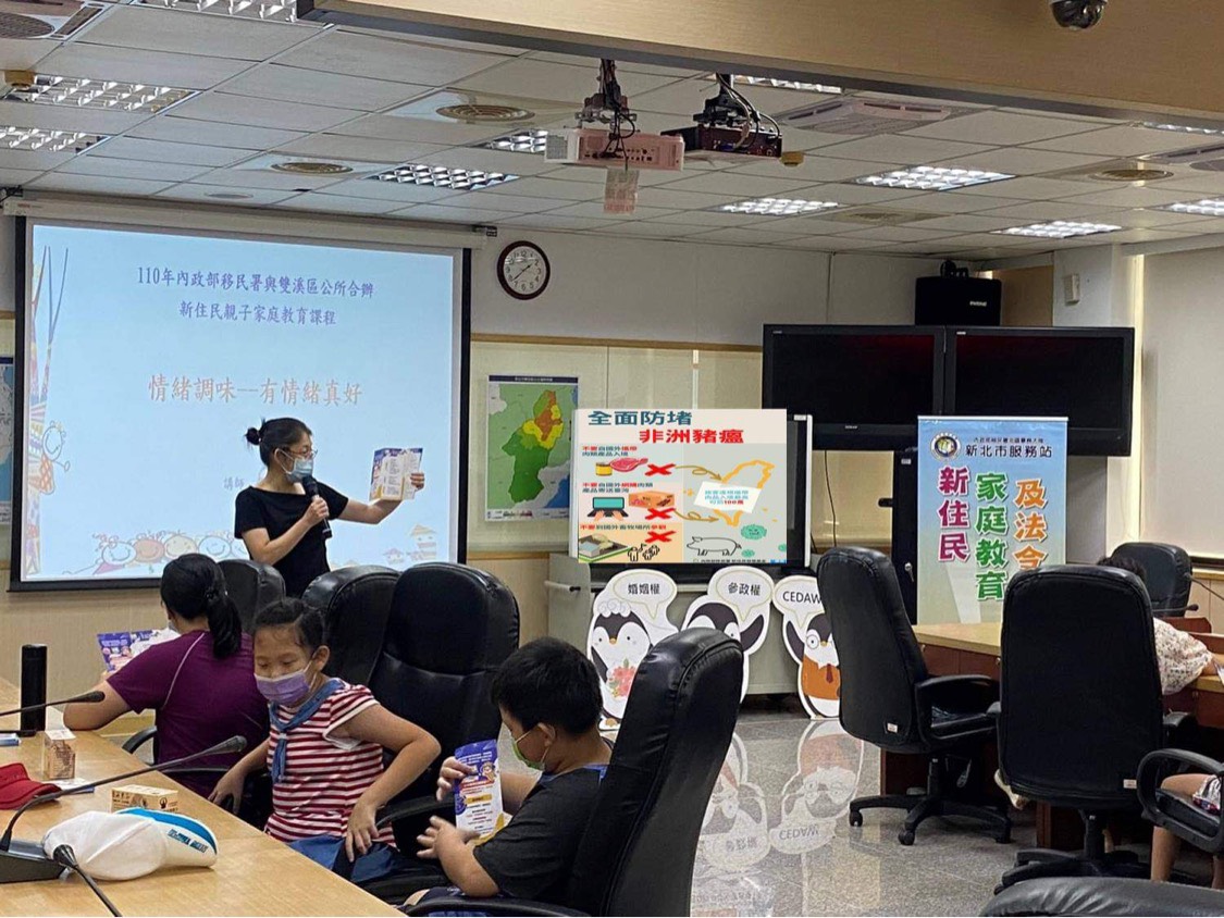 講師向新住民強調守護台灣豬。（圖／新北市服務站提供）
