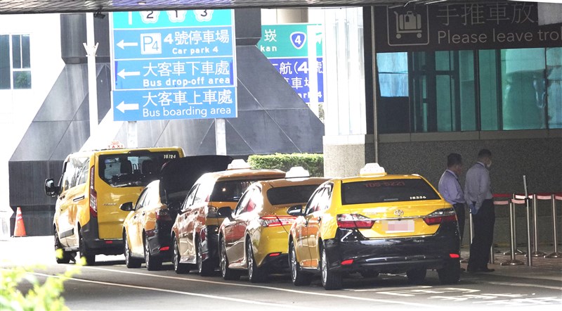 Từ ngày 27/8, khi nhập cảnh vào Đài Loan bắt buộc phải ngồi xe taxi kiểm dịch để đi đến khu cách ly. (Nguồn ảnh:《人間福報》)