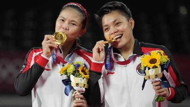 Ganda putri bulu tangkis Indonesia "Melewati Olimpiade Timur dan memenangkan medali emas". Sumber: Diambil dari  《美聯社》