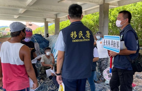 Đội đặc nhiệm của Sở Di dân tại huyện Đài Đông tăng cường tuyên truyền và cổ vũ lao động di trú, di dân mới đăng ký nguyện vọng tiêm vắc-xin ngừa COVID-19. (Nguồn ảnh: Đội đặc nhiệm của Sở Di dân tại huyện Đài Đông)