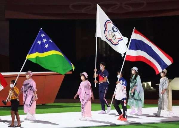 การแข่งขันกีฬาโอลิมปิกที่โตเกียวปิดตัวลงเมื่อวันที่ 8 สิงหาคม โดยมีเฉินเจี๋ยเป็นตัวแทนที่ธง ภาพจาก／《美聯社》