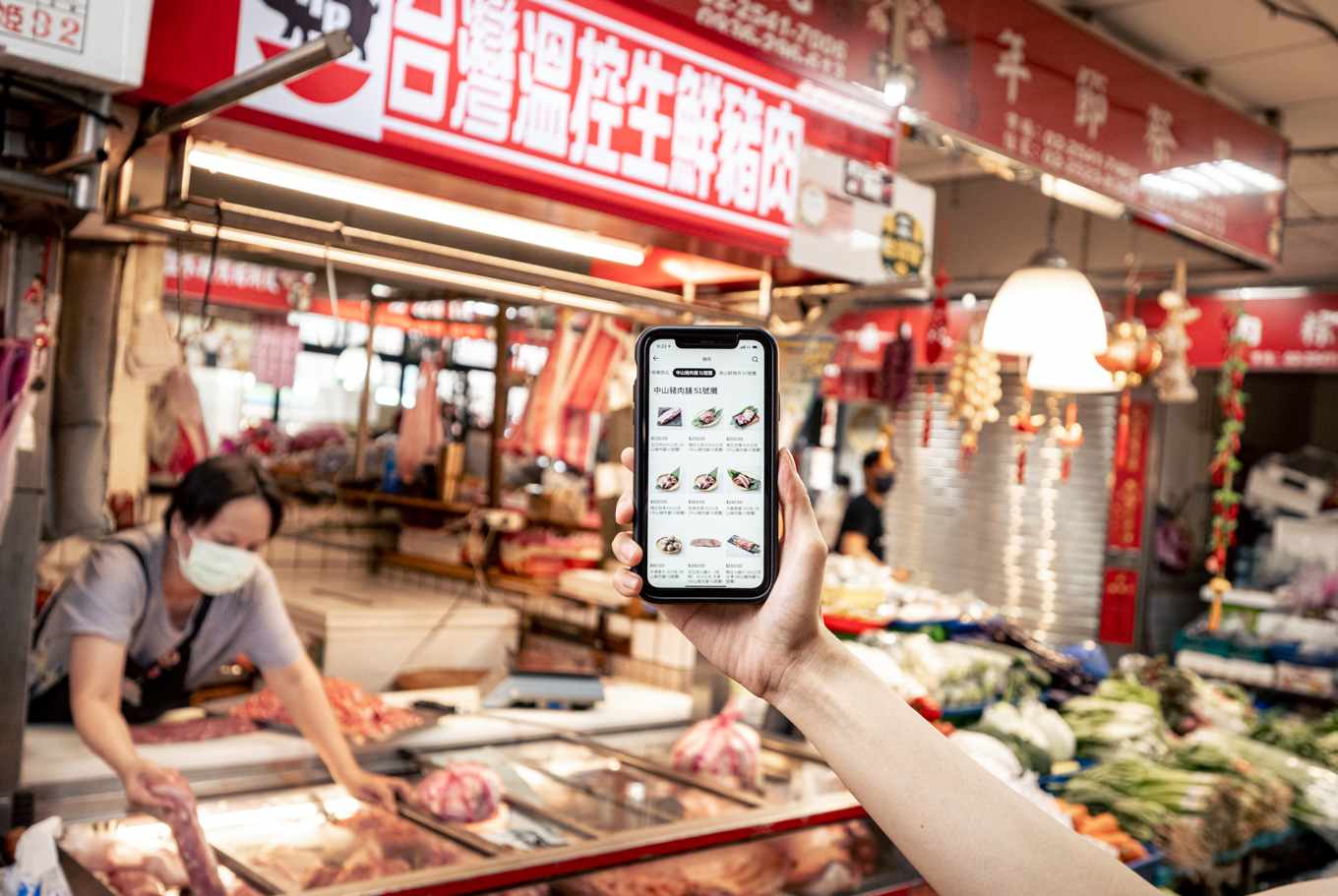 Kios pasar menggunakan siaran langsung online untuk mengubah kebiasaan orang mengunjungi pasar. Sumber: News & Market
