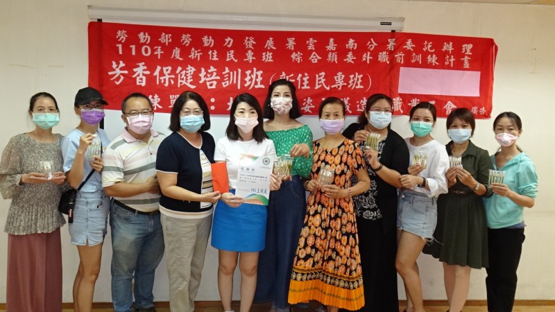 The graduates of the Tainan "New Immigrants’ Vocational Training Program". Photo/provided by the trade union