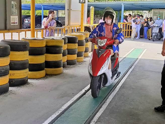 New residents learn to ride motorcycles and study Taiwan's traffic regulations. Photo/Provided by Yilan County Government