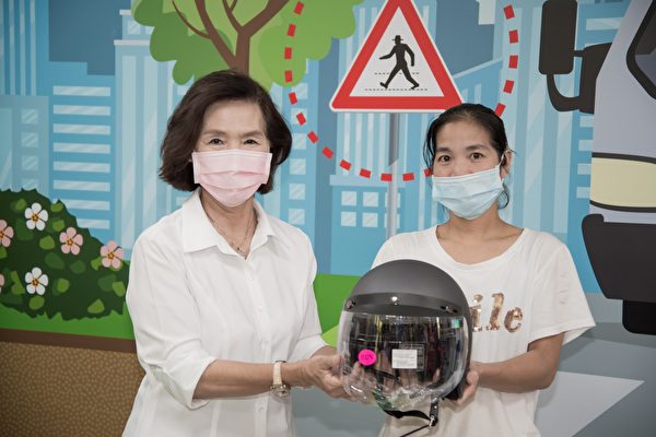 Lin Tsu-miao presented new residents with safety helmets to encourage new residents to integrate into Taiwan society. Photo/Provided by Yilan County Government