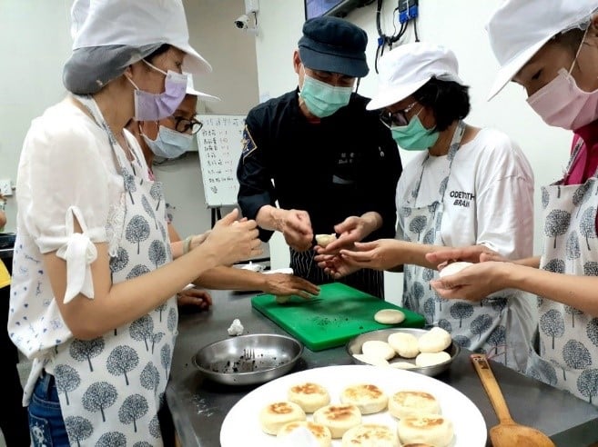 Penduduk baru menciptakan makanan perawatan melahirkan  untuk melayani orang yang berasal dari kampung halaman yang sama. Sumber: Diambil dari Departemen Tenaga Kerja Changhua