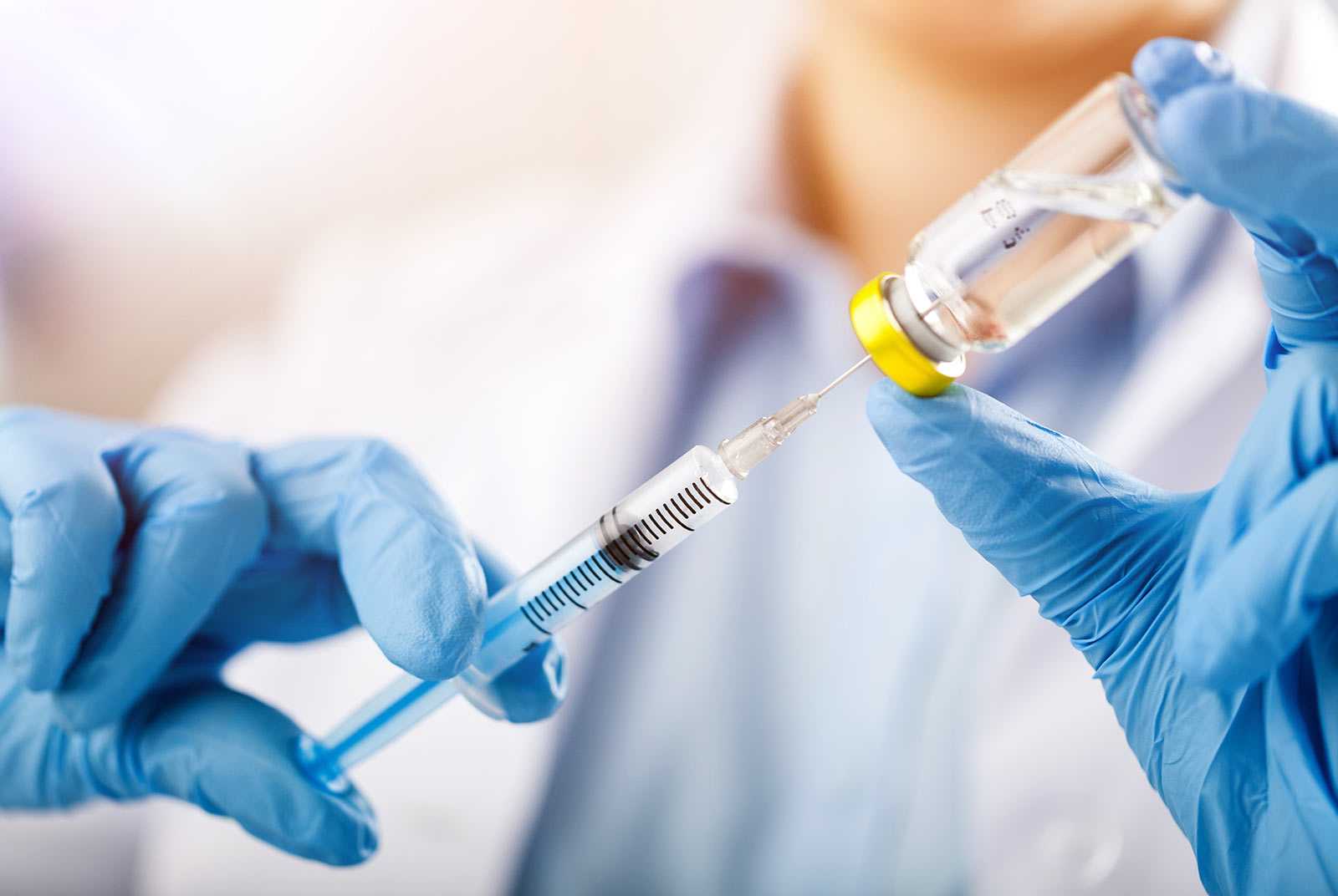 Warga diperingatkan untuk segera mencari pertolongan medis apabila muncul 2 gejala ini setelah menerima suntikan vaksinasi. Sumber: Associated Press
