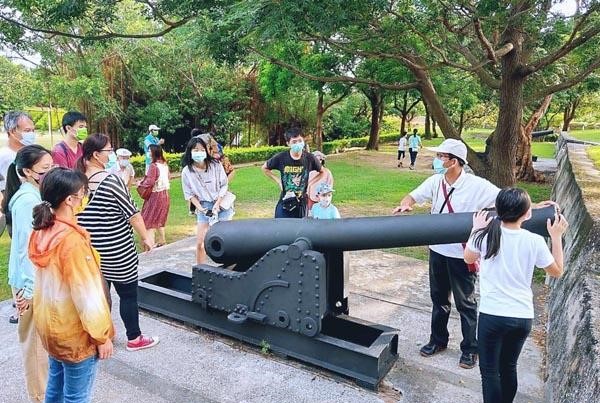 New residents walk through the history of the old capital. Photo/Retrieved from "Taiwan Shin Sheng Daily News"