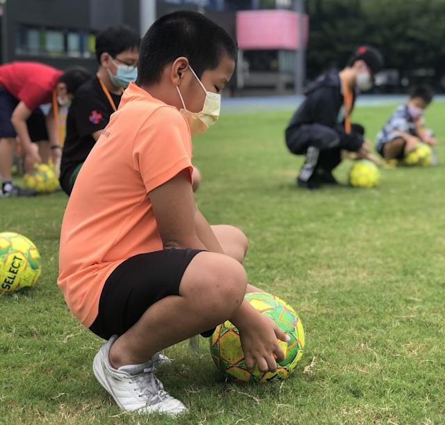 新住民孩童與家長安心踢球。 圖／台北市府提供