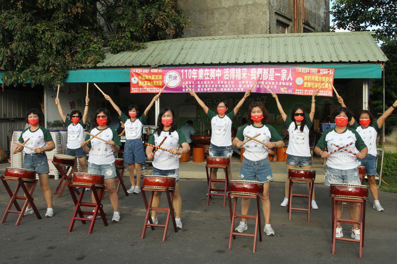 Những màn vũ đạo và biểu diễn trống Taiko do Vũ đoàn Dương Quang của khu cộng đồng Đài Trúc trình diễn. (Nguồn ảnh: Hiệp hội thể dục thể thao Khê Hồ)