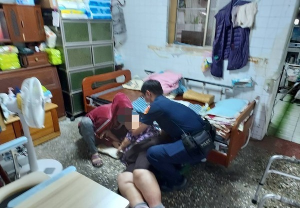 Perawat rumah tangga asal Indonesia dan anggota kepolisian Pingtung bersama membantu seorang nenek naik ke tempat tidur.  Sumber: Biro Kepolisian Pingtung