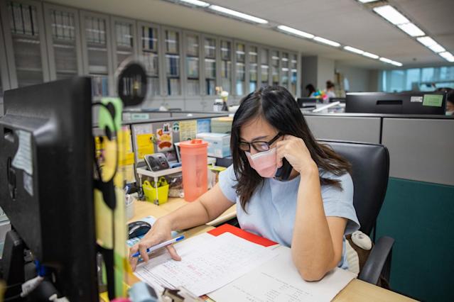 Untuk konsultasi dwibahasa, layanan verifikasi keberangkatan buruh migran ditangani melalui telepon. Sumber: Diambil dari Biro Tenaga Kerja Kota Taipei Baru