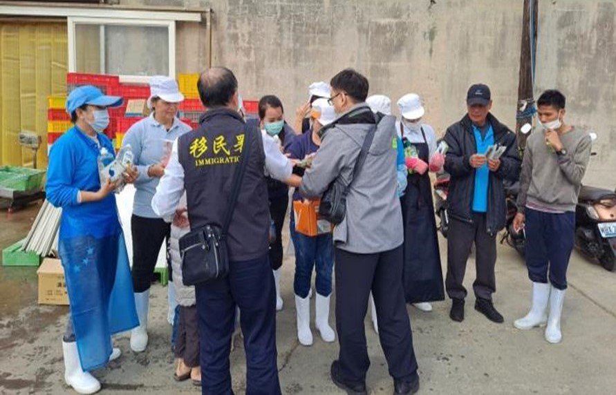 Đội đặc nhiệm thuộc Sở Di dân tại huyện Bành Hồ tuyên truyền phòng chống dịch bệnh cho lao động di trú. (Nguồn ảnh: Đội đặc nhiệm thuộc Sở Di dân tại huyện Bành Hồ) 