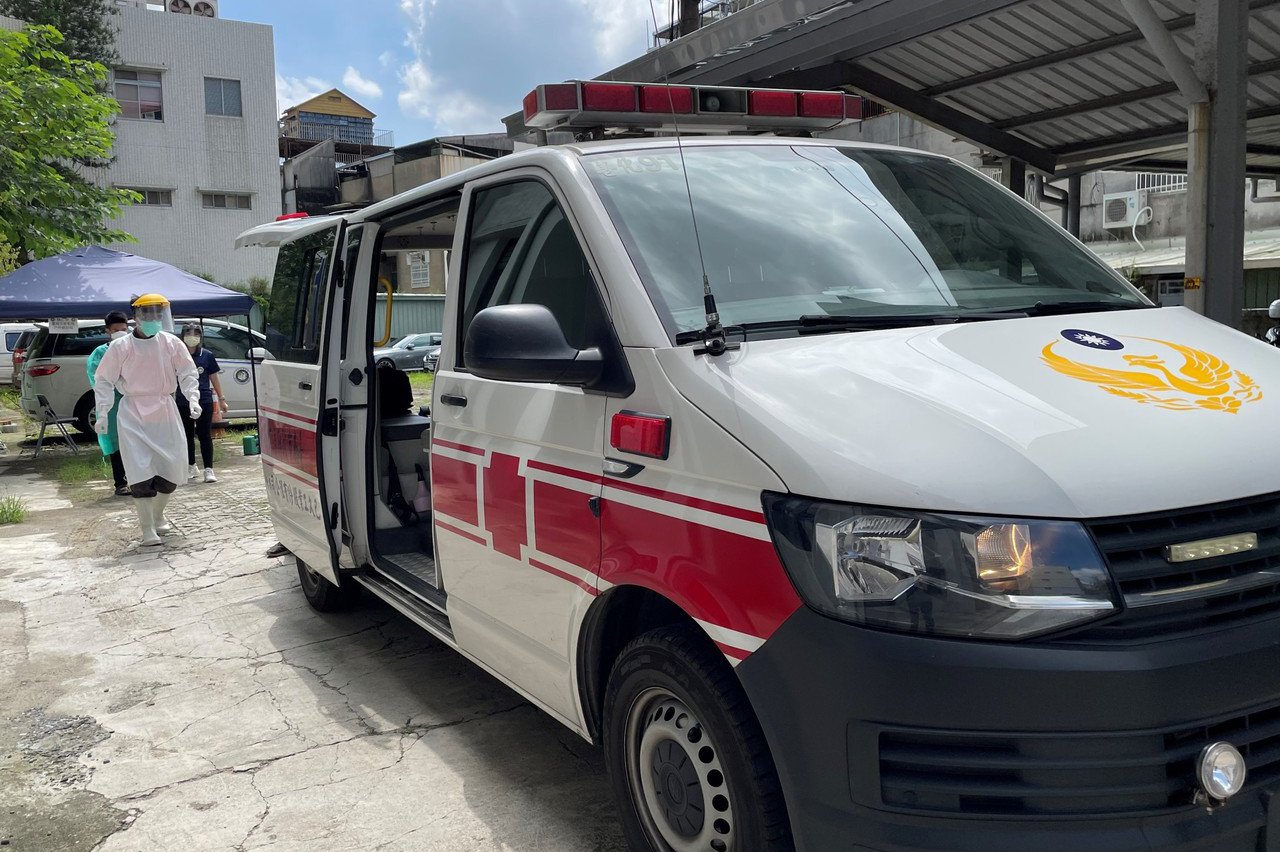 Đội đặc nhiệm tại thành phố Đài Nam đã liên hệ với đường dây nóng phòng chống dịch để điều động xe cấp cứu đưa đến bệnh viện tiến hành sàng lọc. (Nguồn ảnh: Đội đặc nhiệm của Sở Di dân tại thành phố Đài Nam)