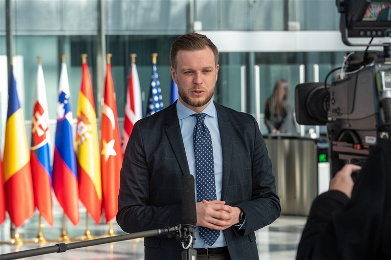 Bộ trưởng Ngoại giao Lithuania - ông Gabrielius Landsbergis chỉ ra rằng “những người yêu tự do nên hỗ trợ giúp đỡ lẫn nhau”. (Nguồn ảnh: trích dẫn từ Twitter)