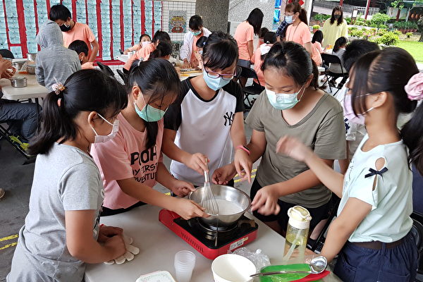 Các em học sinh phát huy sức sáng tạo dùng nguyên liệu chính là cơm chế biến các món ăn của Thái Lan, Việt Nam, Indonesia. (Nguồn ảnh: Sở Nông lương Đài Loan)