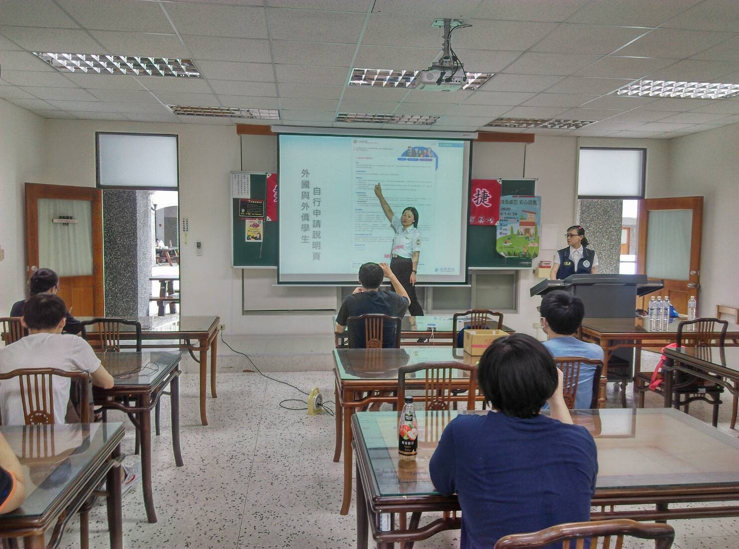 Trạm Phục vụ của Sở Di dân tại huyện Nghi Lan đã tổ chức các cuộc họp hướng dẫn và tuyên truyền cho các các trường cao đẳng và đại học trong phạm vi của huyện. (Nguồn ảnh: Trạm Phục vụ của Sở Di dân tại huyện Nghi Lan)