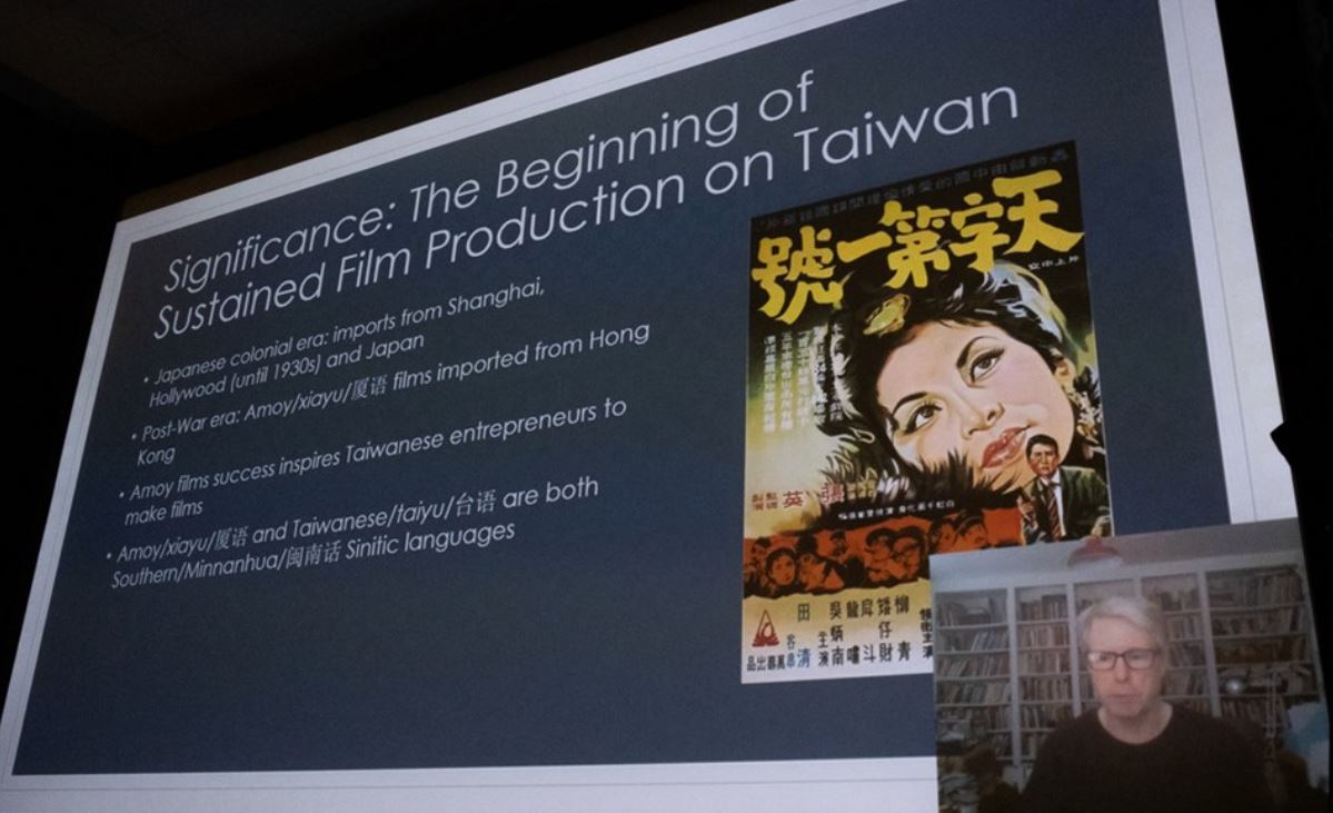 Cendekiawan Inggris dengan antusias mempromosikan film klasih Taiwan berbahasa Taiyi. Sumber: Chris Berry