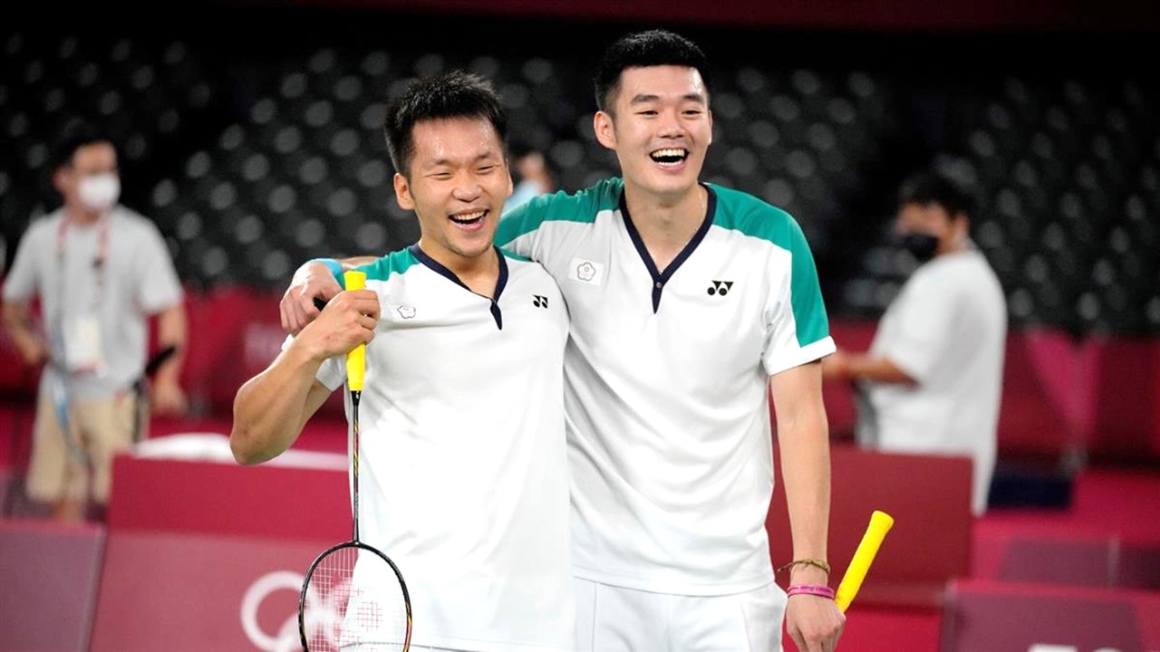 Đánh bại cặp đôi tuyển thủ Trung Quốc bằng tỷ số 2-0, giành huy chương vàng đầu tiên về cho hạng mục cầu lông. (Nguồn ảnh:《美聯社》)