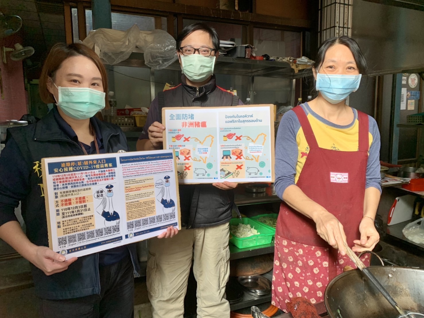 Tim Tugas Kota Kaohsiung mengunjungi para pedagang untuk memberikan informasi terkait flu babi. Pemilik restoran Thailand memuji upaya pencegahan wabah di Taiwan sangat kuat, membuat semua masyarakat tenang. (Sumber: Tim Tugas Khusus Kota Kaohsiung/高雄市專勤隊)