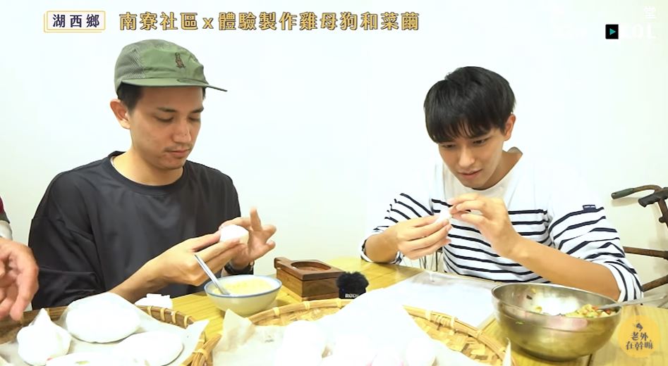 Kazuki (kiri) dan Takashi (kanan), bersama membuat Jimugou dan Cai Jian, dua masakan khas Penghu. Sumber: foto disediakan akun YouTube 老外在幹嘛