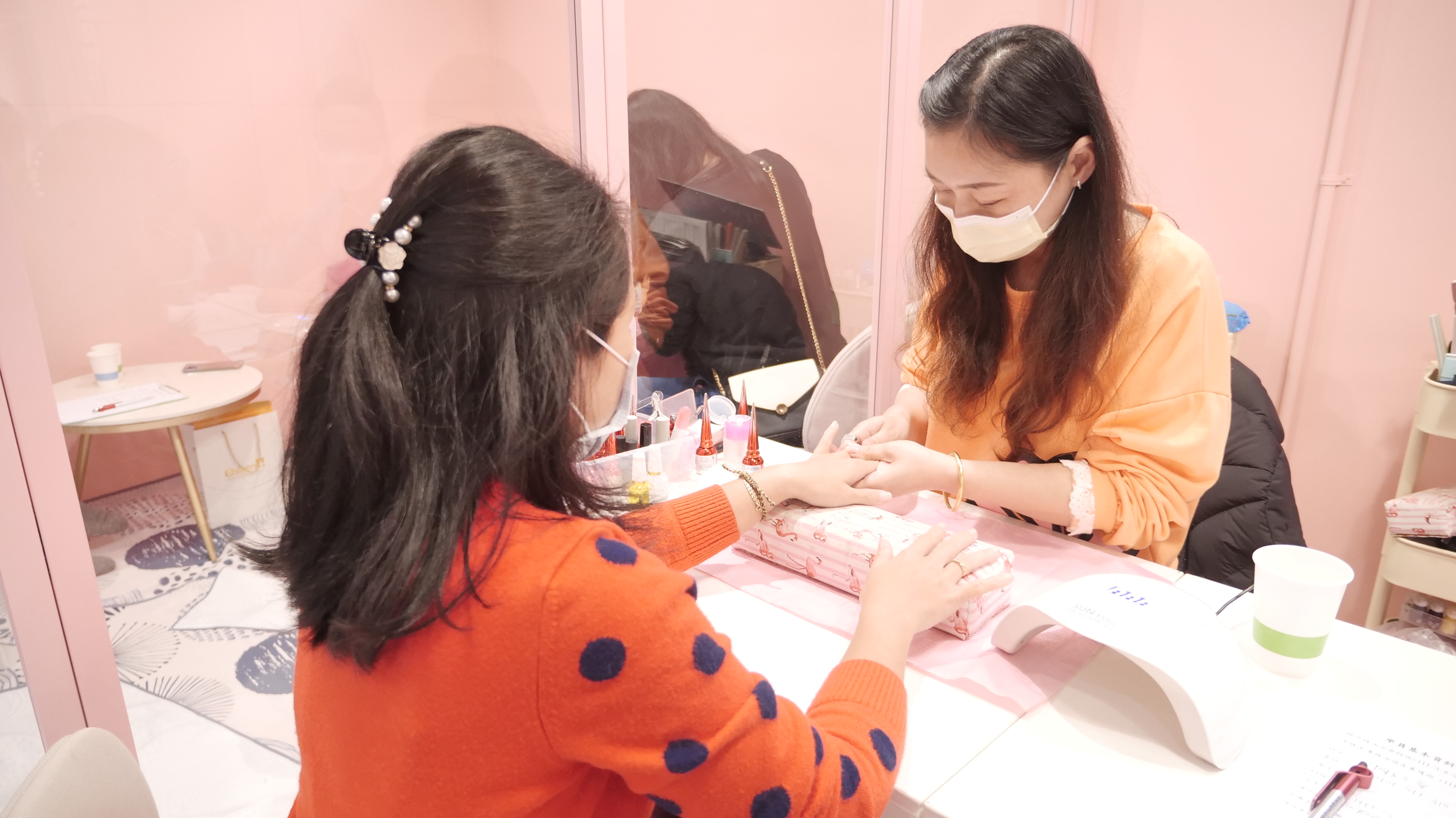 Activities include “nail beauty” & “eyelash extension”. (Photo / Provided by張睿弘)