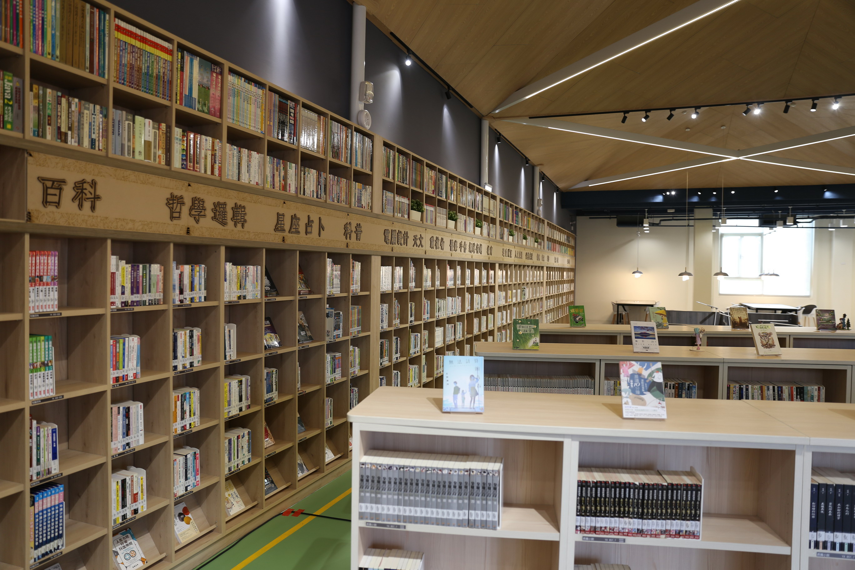 臺中市近年新住民及移工人數逐年成長，臺中市立圖書館也擴大採購泰國、越南及印尼等東南亞語系書籍。（圖／臺中文化局提供）