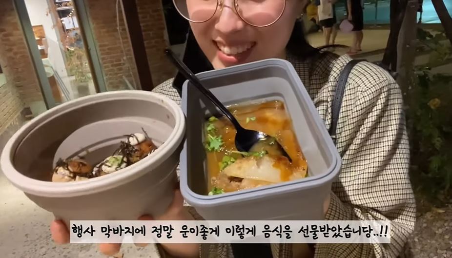 YouTuber陽傘的朋友特地排隊買了素食章魚燒和肉圓讓她品嚐。（圖／陽傘양산授權提供）